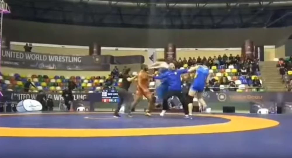 Αγώνας ελευθέρας πάλης εξελίχτηκε σε… κανονική πάλη (βίντεο)